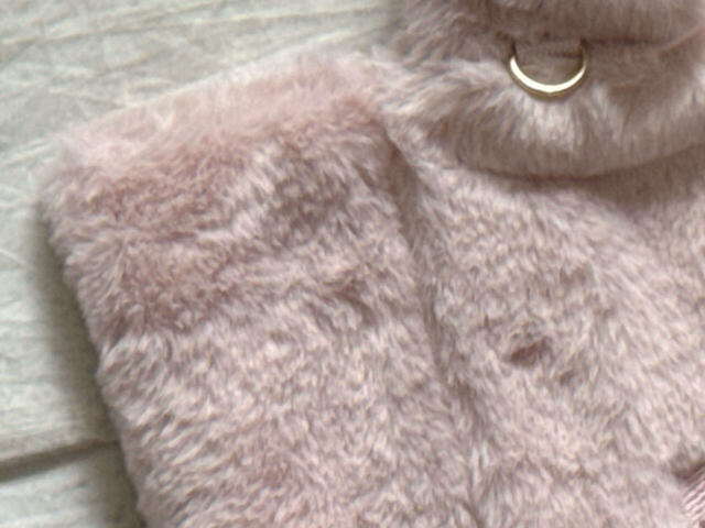 素材はポリエステル。ラビットファーのような滑らかな触り心地でつい撫でたくなってしまいます…!