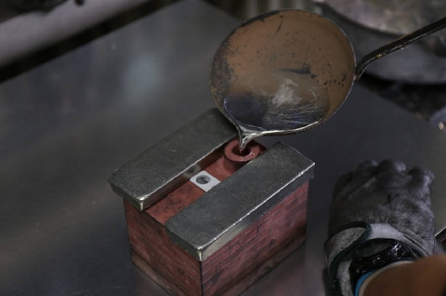 約260℃まで熱した錫を鋳型に手作業で流し込む