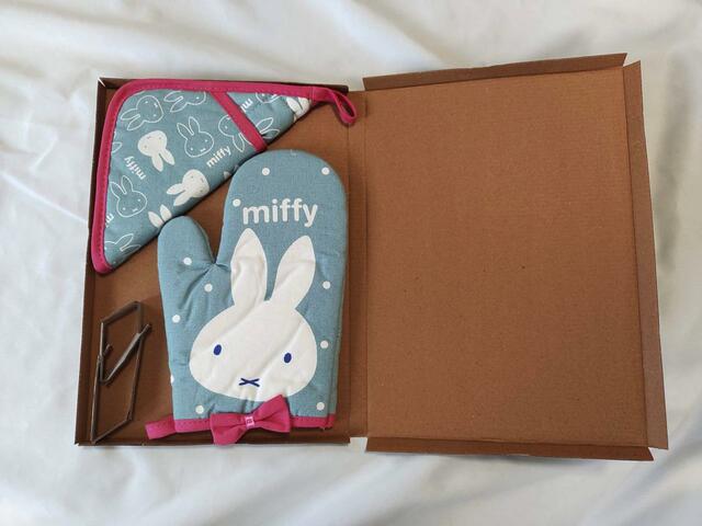 キレイに折りたたまれて鍋敷きが梱包されていた【ゼクシィ11月号】付録「ミッフィー鍋つかみ＆鍋敷きセット」