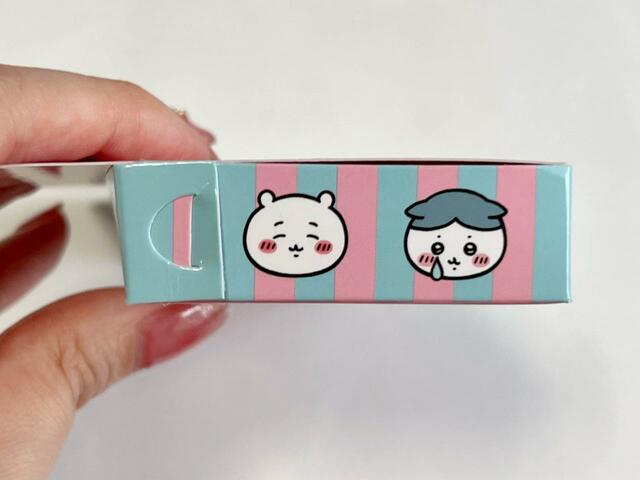 【おえかきぱふぇ　ちいかわスタンプ特大号付録】側面のツメを差し込んでいきます