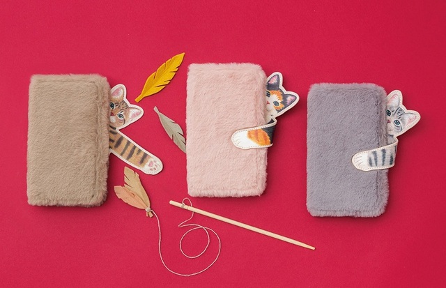 猫がのぞくふわふわスマホケース　