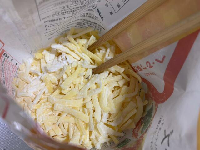 【アイリスオーヤマ グリルなべricopa】1．まず、チーズに片栗粉をまぶす