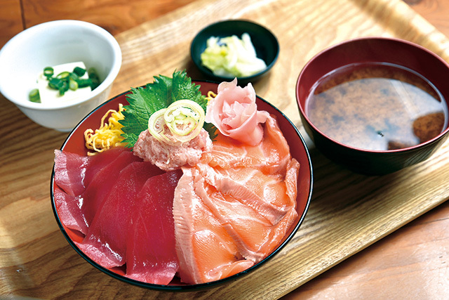 うお八　サーモン&鮪二色丼定食 780円　サーモンと鮪という、刺身としても人気の2種類を組み合わせた豪華丼は濃厚な味わい。