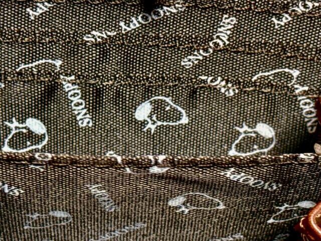 内側まで抜かりなし！スヌーピー総柄の裏地がかわいい♪