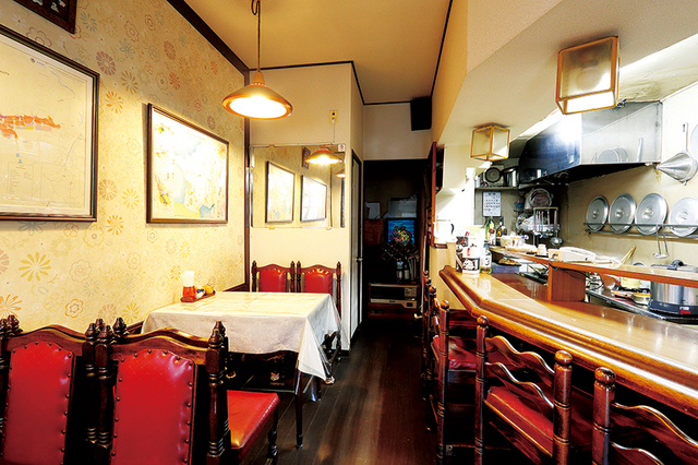 きっちん紅屋／カウンターのほかテーブル席もある。ザ・洋食店といった雰囲気の店内。