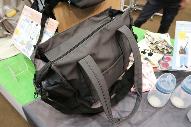 ワークマン　高撥水マルチシートインマザーズ2WAYトートバッグ　チャックで閉まります