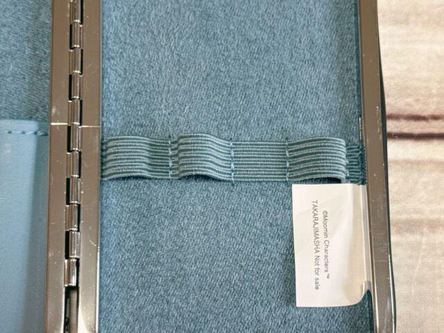 右側はゴムバンド付きで、セットの文具を収納できます