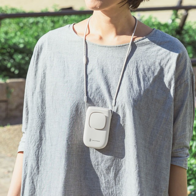 紐をつけて首掛けでも使える3WAY仕様