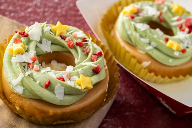 プラリネ＆ピスタチオケーキ、スーベニアプレート付き 550円｜「ディズニー・クリスマス」スペシャルメニュー｜東京ディズニーリゾート40周年“ドリームゴーラウンド”｜販売店舗：東京ディズニーランド「トゥモローランド・テラス」「スウィートハート・カフェ」、東京ディズニーシー「ニューヨーク・デリ」「ザンビーニ・ブラザーズ・リストランテ」｜販売期間：2023年11月1日（水）〜12月25日（月）