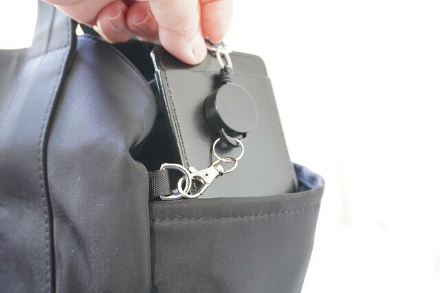 ナスカンをバッグの金具につけてポケットに入れて置ける