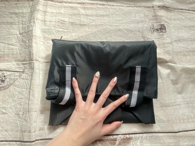 背面ポケットの縦の長さに合わせて上部を折りたたみます