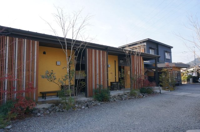 テーマが違う家族風呂が11棟並ぶ