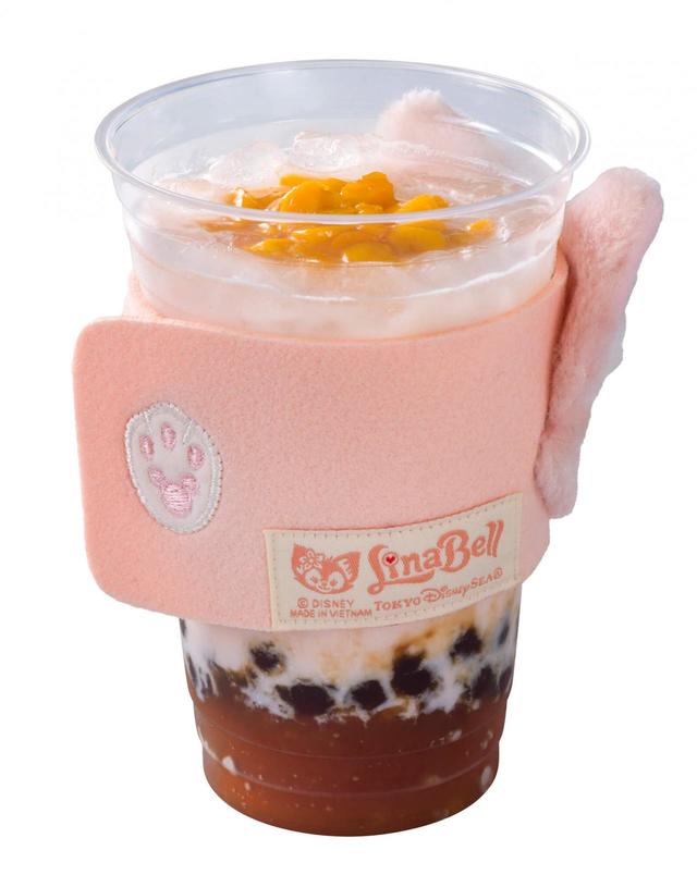 リーナ・ベルのタピオカティー(フルーツ＆ミルク)、スーベニアスリーブ付き 1,500円｜販売店舗：東京ディズニーシー「ミゲルズ・エルドラド・キャンティーナ」