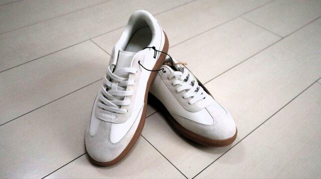 【無印良品 柔らかい中敷を使用したコンビネーションスニーカー】色はオフ白と黒の2種類。筆者はオフ白の24.0cmサイズを購入しました