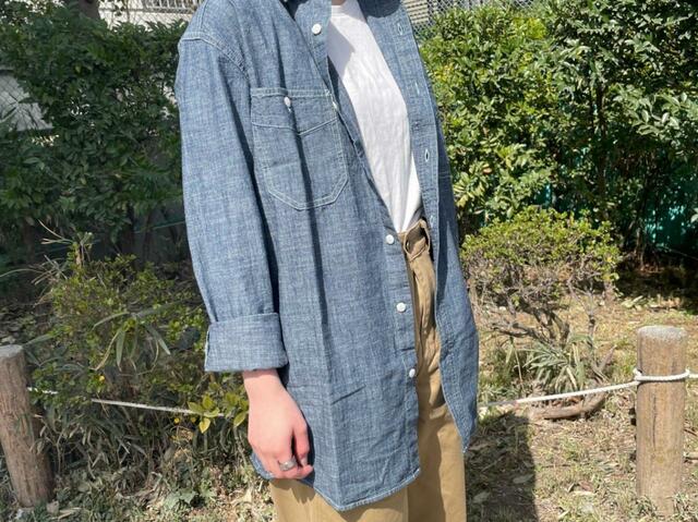 【ワークマン コットンスラブシャンブレー長袖シャツ】ボタンは閉めず、羽織として使っても良いですね