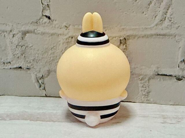 足を組むだけでなく、腕も頭の後ろで組む（？）ほどの堂々っぷり！うさぎがいれば安心です音符