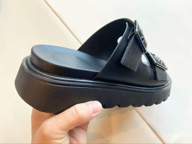 【GU ダブルベルトサンダル+X】靴擦れはしないけど、長距離移動には不向きかも
