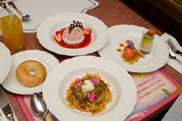 「イーストサイド・カフェ」スペシャルお子様コース￥1,780 ©Disney