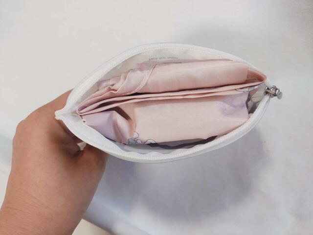 エコバッグは折りたたんで、ポーチに収納できます