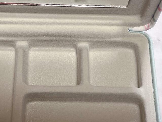 約縦2.5cm×横2.5cmの正方形のスペース×2