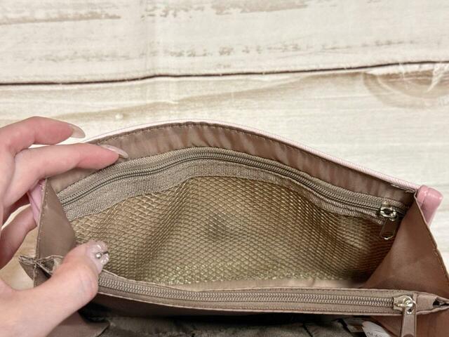 フロント側にはメッシュポケットもついています