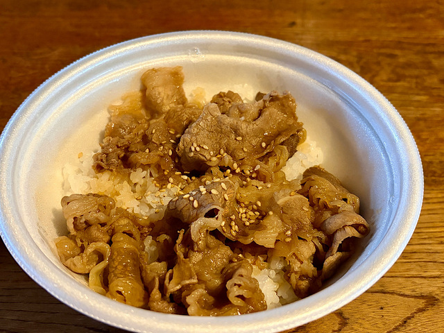 【すき家 牛カルビ焼肉丼】蓋を開けると牛カルビとタレの香りがふわっと部屋に広がります