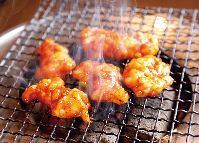 幸永 職安通り店（新宿） 極ホルモン 880円 脂がのったプルプルのビジュアルが食欲をそそる。客のほとんどが注文する人気メニュー。