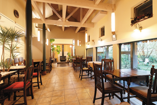 薪ストーブや絵画などが飾られ、ヨーロッパのカフェのよう｜cafe Cop Copine