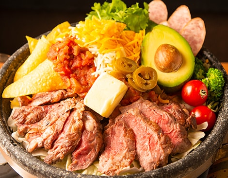 牛ステーキのアボカドサルサチーズ鍋