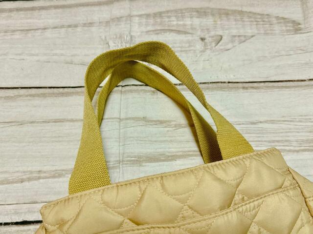 持ち手は短め。手持ちやハンドバッグ風に持てます