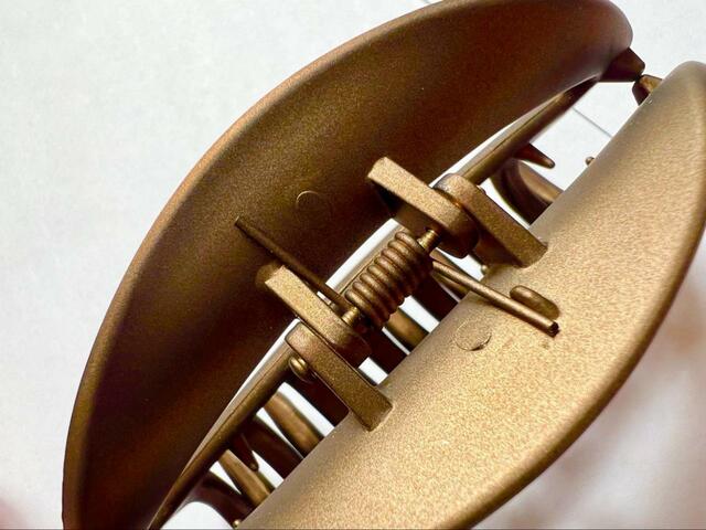 【セリア No.4260 バンスクリップ ベーシック マット】バネの部分もしっかり塗装されているので目立ちにくい