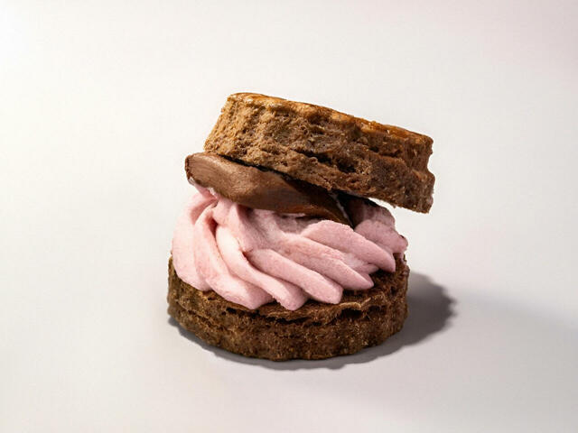 「an and an×meiji THE Cacao【ホワイトカカオテリーヌ】」＜価格：1個 594円（税込）＞【至福のスイーツ大集合！JR東京駅「グランスタ東京」銀の鈴エリアに新商品を含む“とっておきスイーツ”が続々登場！】