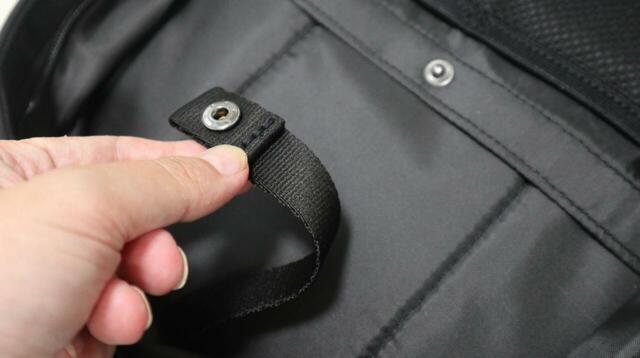 【adidas（アディダス） マストハブ バックパック】ポケットに入れたノートPCやタブレットは、スナップボタンベルトでさらに固定可能です！