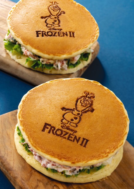 パンケーキサンド(ポテトサラダ&コンビーフ)、スーベニアポーチつき 1,300 円｜東京ディズニーリゾート『アナと雪の女王2』