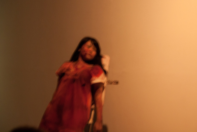 哀しげな血まみれの女性