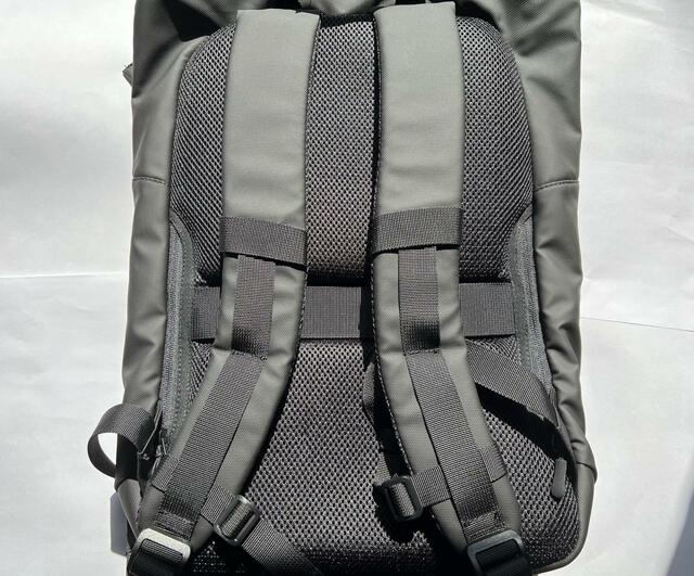 【カインズ TRADDYファスナーが隠れるバックパック】背中と肩ひも部分がメッシュになっているので汗が気になる季節も使いやすい