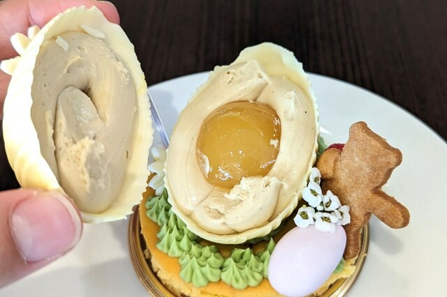 「イースターエッグホワイトチョコケーキ 」900円（税込）