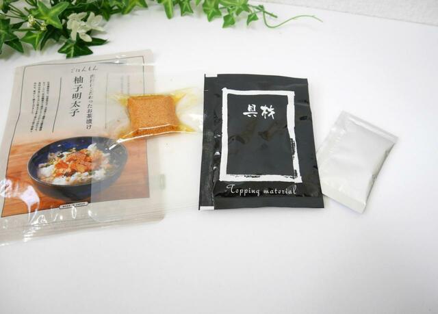 【3COINS+plus 出汁にこだわったお茶漬け 柚子明太子】だしつゆと明太子、具材が入っています