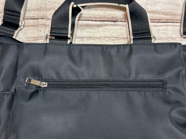 背面にファスナーポケット付き。よく取り出すものを入れるのがおすすめ