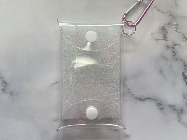 裏面のスナップボタンで開閉する仕様