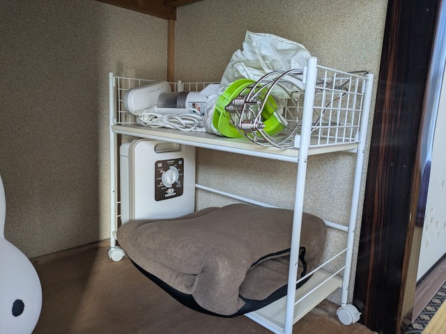 【ニトリ マルチラック（リモブ2 奥行73cm）】布団乾燥機や布団掃除機、大量の布団ばさみなどもスッキリ収納！耐荷重は棚板1枚あたり約10kgです