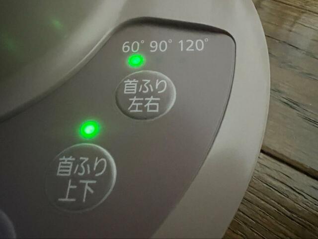 【アイリスオーヤマ woozoo】左右の首振りの角度は60度・90度・120度。上下には最大65度動きます