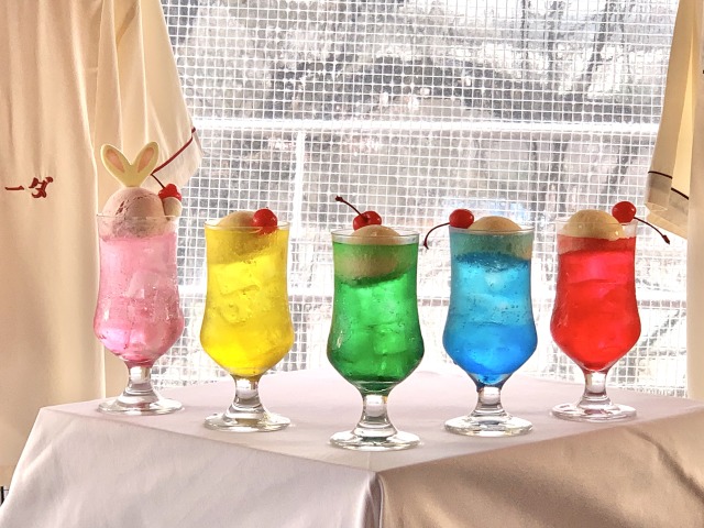 商店街の「喫茶 ビクトリヤ」で提供されるクリームソーダ