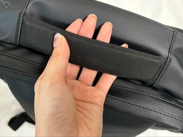 【ワークマン ベーシックバックパックⅡ】上部のハンドルもクッション性があり、手が痛くなりません◎