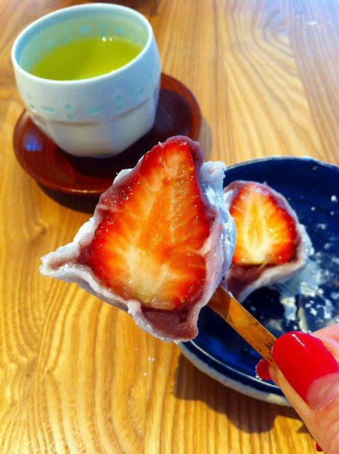 翠江堂の苺の甘さと酸味のバランスは和菓子には最高の相性のもの。苺の香りも申し分ありません。大き目の苺に、薄くてもこしのある柔かいお餅、少な目のこしあん、口の中で苺ジュースが広がります。翠江堂（八丁堀）いちご大福　216円