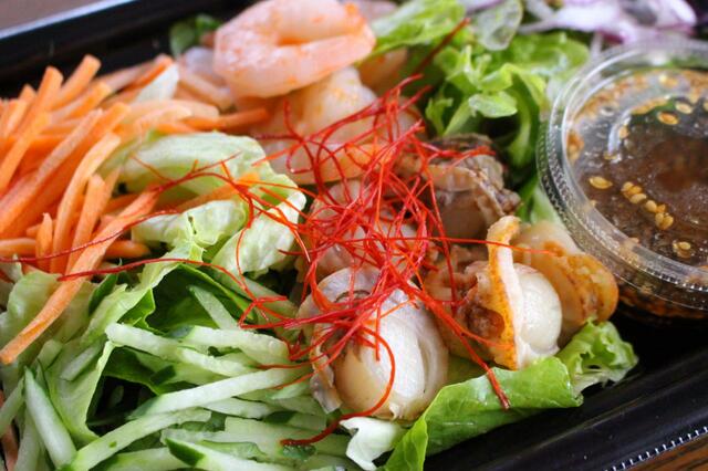 ロピア「国産ホタテと海老のチョレギサラダ」　揚げ物などでジャンキーになりそうなときはサラダも一緒に