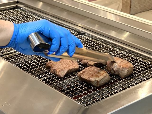 ちょうど良い焼き加減になるまで強火でじっくり焼く【牛たん けやき 麻布十番店】