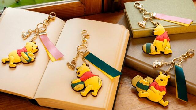 東京ディズニーリゾート「くまのプーさん」グッズ|販売店舗:東京ディズニーランド「プーさんコーナー」、東京ディズニーシー「ヴィラ・ドナルド・ホームショップ」|発売日:2025年12月4日(木)