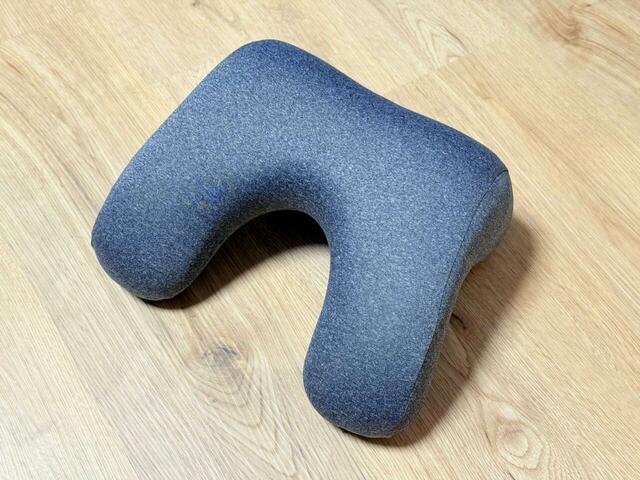 【3COINS／低反発仮眠枕】眠りやすいコの字型の立体構造になっています