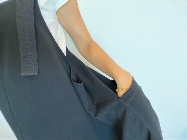 【aquagarage カットツイルジャンパースカート】体のラインを拾わないので、ぽっこりお腹や下半身もカバーできます♪